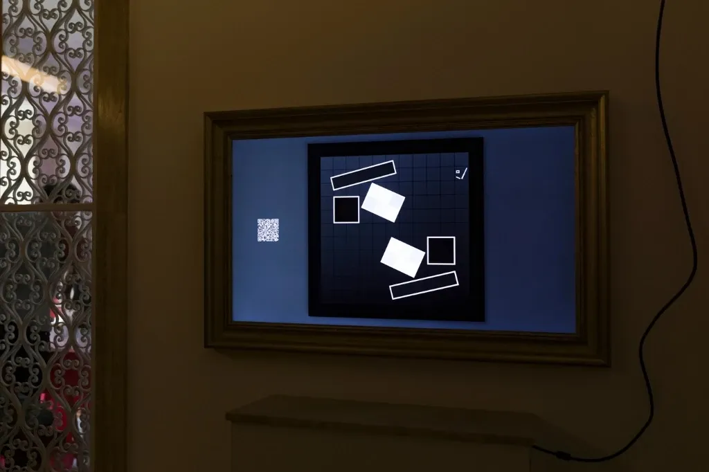 Obra do Opentitled exibida em uma TV com moldura dourada, com um QR code ao lado